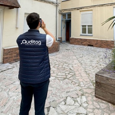 Diagnostiqueur Auditag effectuant un relevé technique sur site