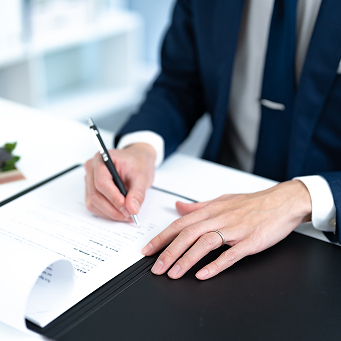 Diagnostiqueur Auditag inspectant une installation dans un logement